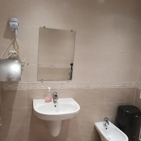 Polsland Hostels Airport מלון *