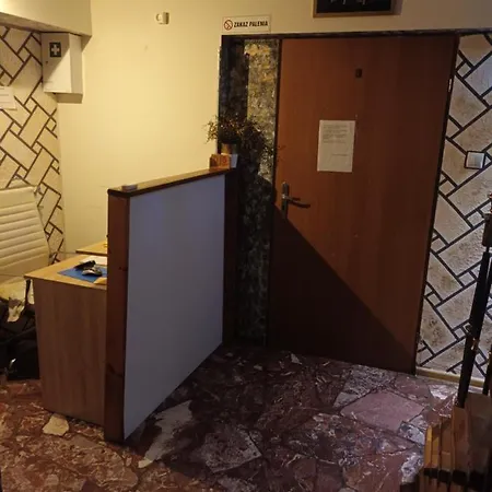 Polsland Hostels Airport מלון