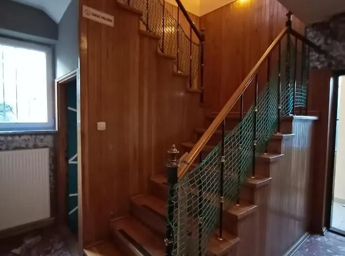 Hotel Polsland Hostels Airport