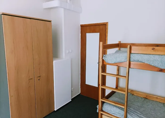 Hotel Polsland Hostels Airport *