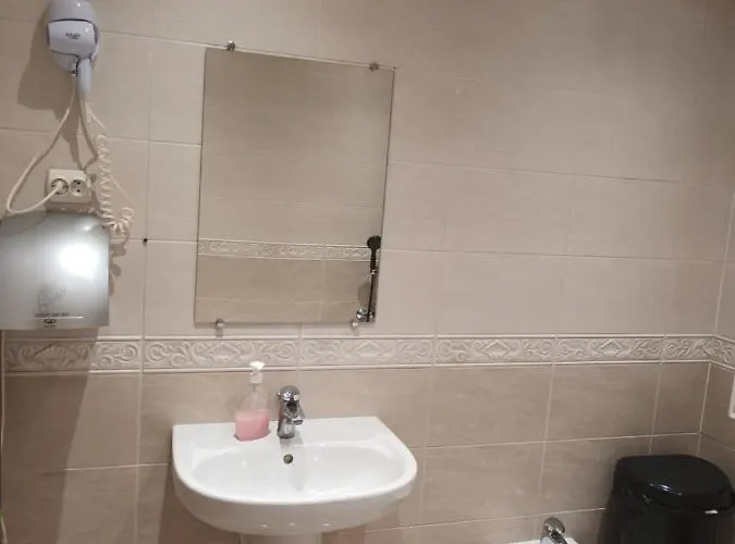 Polsland Hostels Airport Hotel *