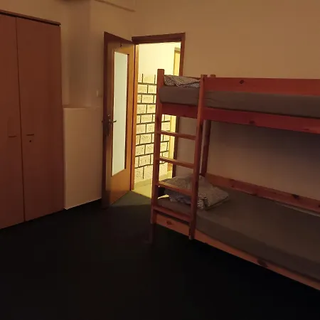Polsland Hostels Airport מלון